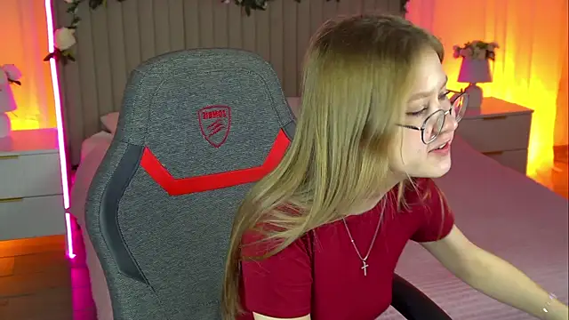 Snapshot of EveMundie chatting on October 28, 12:11 pm EveMundie online show from October 28, 12:11 pm