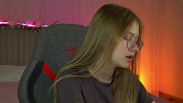 Snapshot of EveMundie chatting on October 1, 12:43 pm EveMundie online show from October 1, 12:43 pm