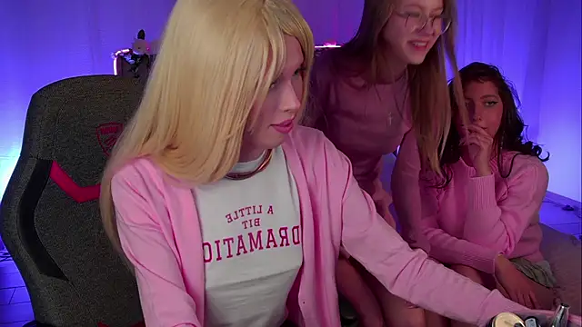 Snapshot of EveMundie chatting on November 1, 1:59 pm EveMundie online show from November 1, 1:59 pm