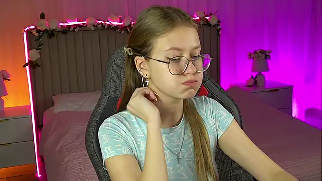 Snapshot of EveMundie chatting on October 25, 12:46 pm EveMundie online show from October 25, 12:46 pm