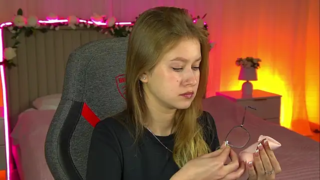 Snapshot of EveMundie chatting on October 15, 12:19 pm EveMundie online show from October 15, 12:19 pm