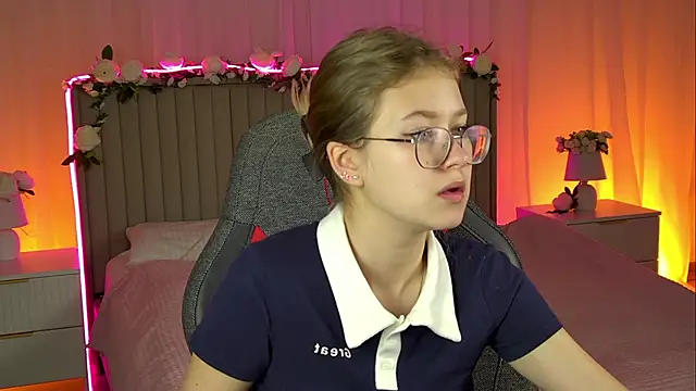 Snapshot of EveMundie chatting on October 23, 10:43 am EveMundie online show from October 23, 10:43 am