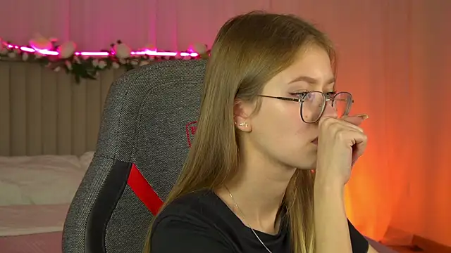 Snapshot of EveMundie chatting on September 25, 12:37 pm EveMundie online show from September 25, 12:37 pm