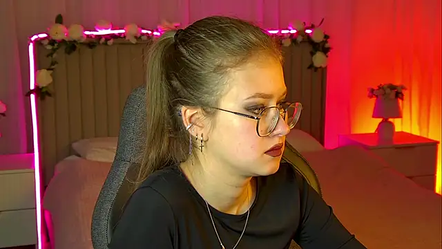 Snapshot of EveMundie chatting on October 31, 1:26 pm EveMundie online show from October 31, 1:26 pm