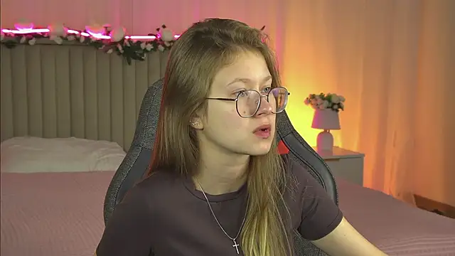 Snapshot of EveMundie chatting on October 6, 6:19 am EveMundie online show from October 6, 6:19 am