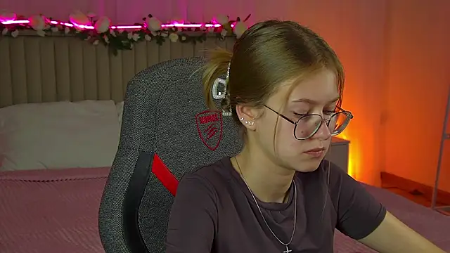 Snapshot of EveMundie chatting on September 18, 12:15 pm EveMundie online show from September 18, 12:15 pm