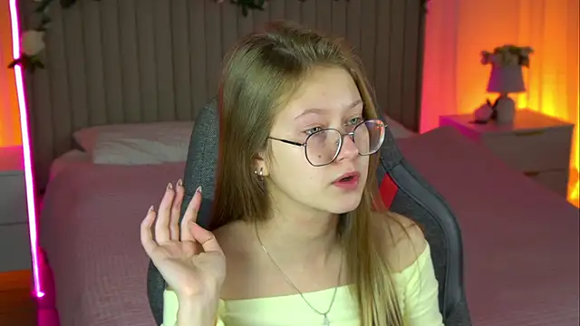 Snapshot of EveMundie chatting on October 27, 7:04 am EveMundie online show from October 27, 7:04 am