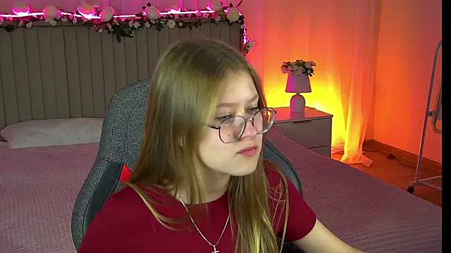 Snapshot of EveMundie chatting on October 14, 12:19 pm EveMundie online show from October 14, 12:19 pm