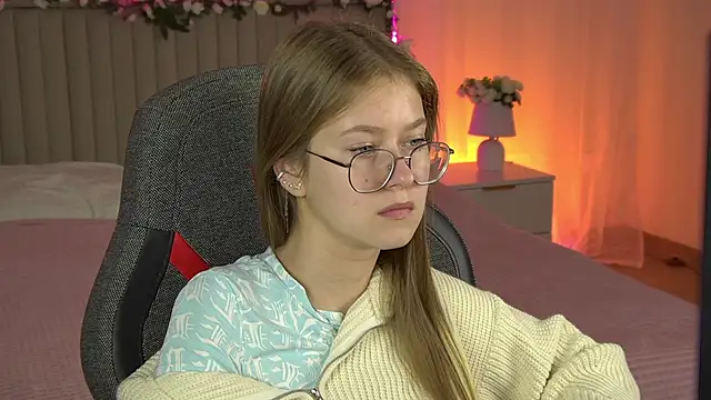 Snapshot of EveMundie chatting on October 3, 1:05 pm EveMundie online show from October 3, 1:05 pm