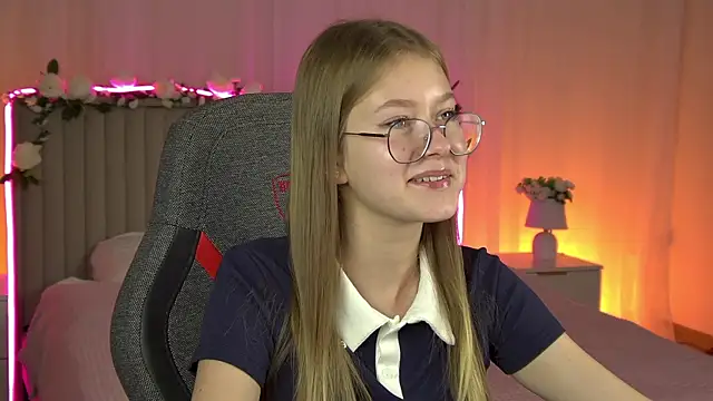 Snapshot of EveMundie chatting on October 2, 12:54 pm EveMundie online show from October 2, 12:54 pm