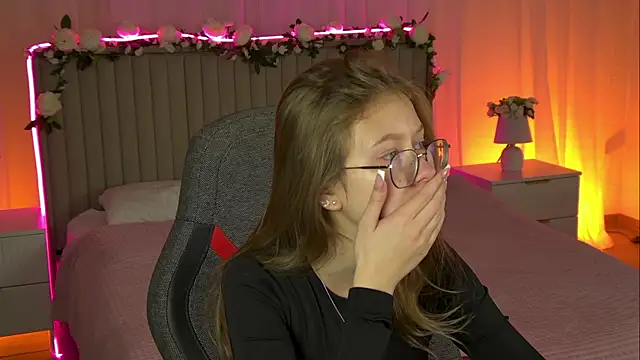 Snapshot of EveMundie chatting on October 21, 12:20 pm EveMundie online show from October 21, 12:20 pm