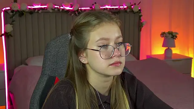 Snapshot of EveMundie chatting on October 16, 12:30 pm EveMundie online show from October 16, 12:30 pm