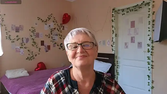 Sandra Snowflake online show from June 3, 2:33 pm