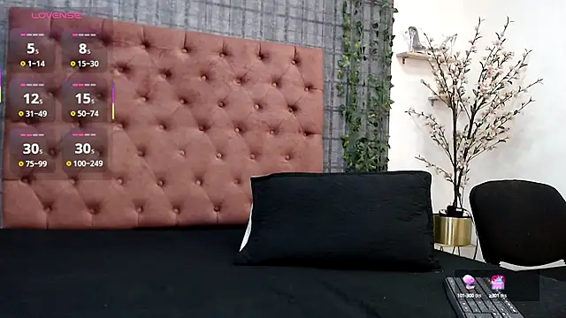 Mia  coluccy online show from September 26, 3:26 am