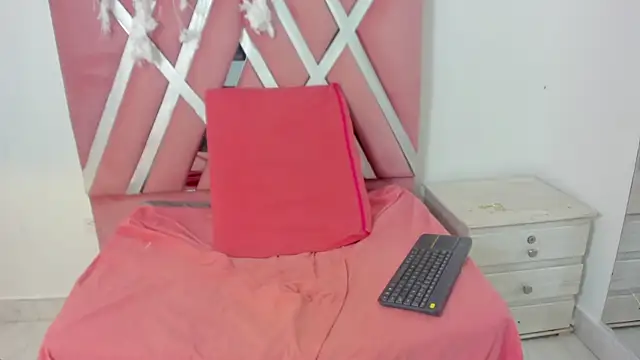 Snapshot of Emily-Carter chatting on November 1, 3:21 am Emily-Carter online show from November 1, 3:21 am