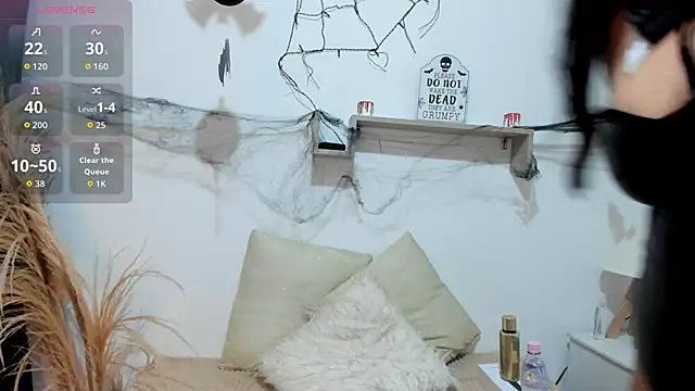 Snapshot of emily-777 chatting on October 28, 11:20 pm emily-777 online show from October 28, 11:20 pm