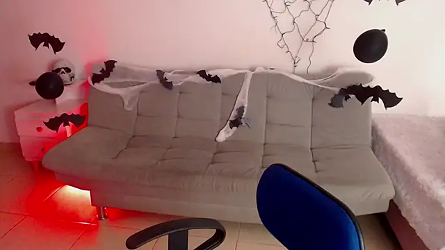 Snapshot of emily-777 chatting on October 23, 10:27 pm emily-777 online show from October 23, 10:27 pm