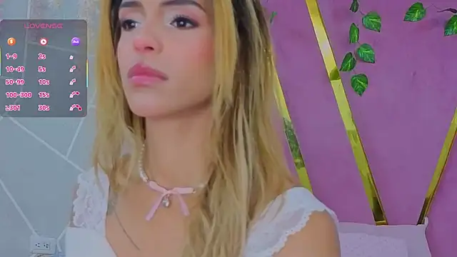 Snapshot of EmmyCortez chatting on September 13, 12:24 pm EmmyCortez online show from September 13, 12:24 pm