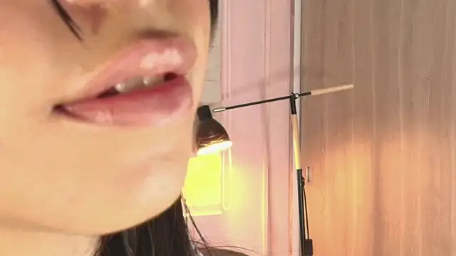 Snapshot of emily_sweett24 chatting on October 18, 1:36 pm emily sweett24 online show from October 18, 1:36 pm