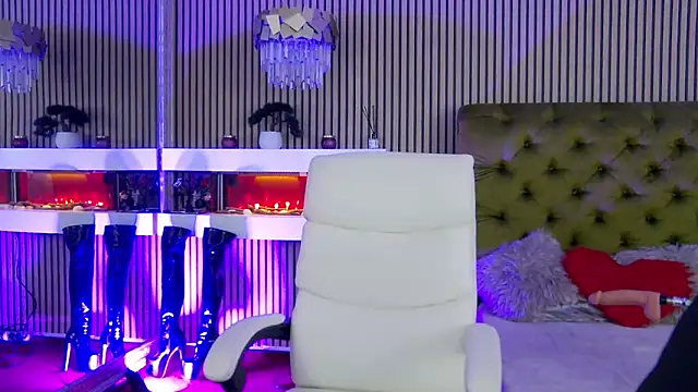 Snapshot of LadyTouch chatting on September 29, 12:49 am LadyTouch online show from September 29, 12:49 am