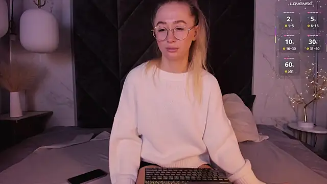 Snapshot of VictoriaLights chatting on October 16, 6:27 am VictoriaLights online show from October 16, 6:27 am