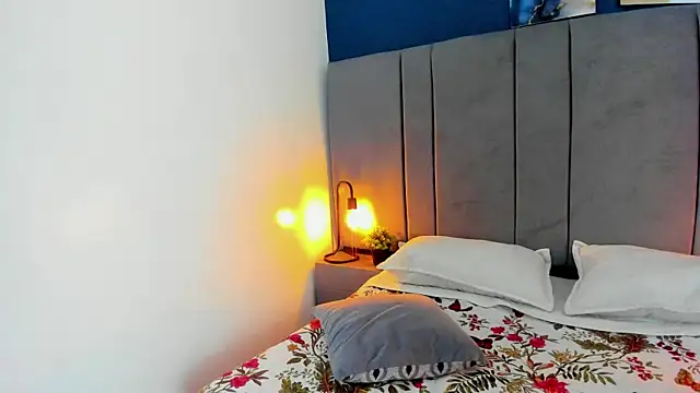 Snapshot of laura_hotties chatting on October 29, 1:37 pm laura hotties online show from October 29, 1:37 pm