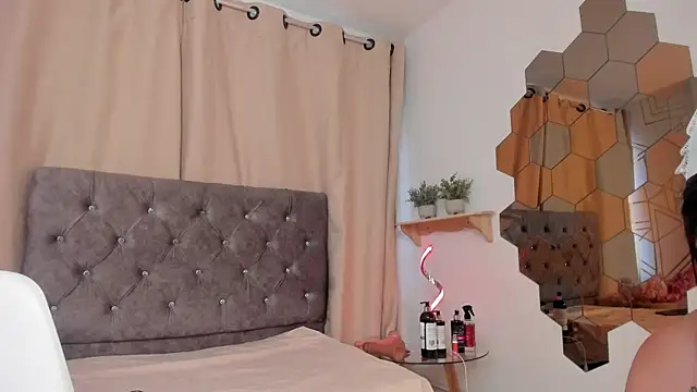 DaphneGlas online show from January 8, 5:50 pm