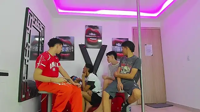 KING OFF BOYS online show from October 4, 2:11 pm