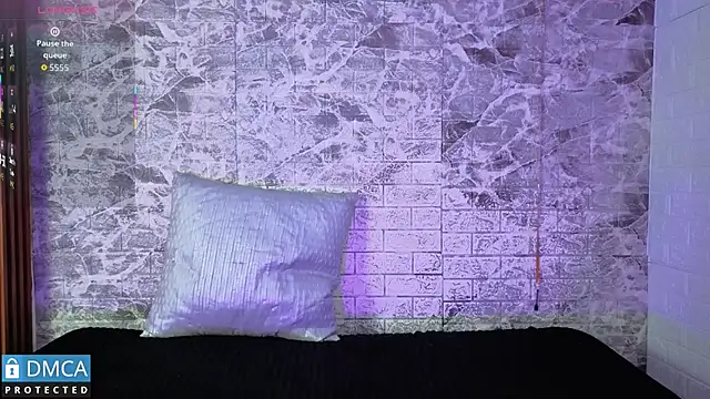 Snapshot of MaeveKuro chatting on October 8, 3:33 am MaeveKuro online show from October 8, 3:33 am