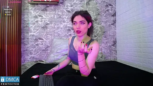 Snapshot of MaeveKuro chatting on September 22, 3:05 am MaeveKuro online show from September 22, 3:05 am