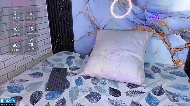 Snapshot of MaeveKuro chatting on October 23, 3:34 am MaeveKuro online show from October 23, 3:34 am