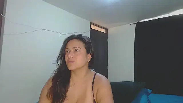 Snapshot of roxanasexy2025 chatting on October 13, 1:03 pm roxanasexy2025 online show from October 13, 1:03 pm