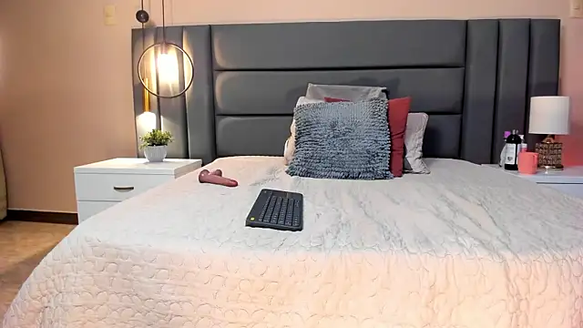 Snapshot of SeleneLujan chatting on September 18, 2:48 pm SeleneLujan online show from September 18, 2:48 pm