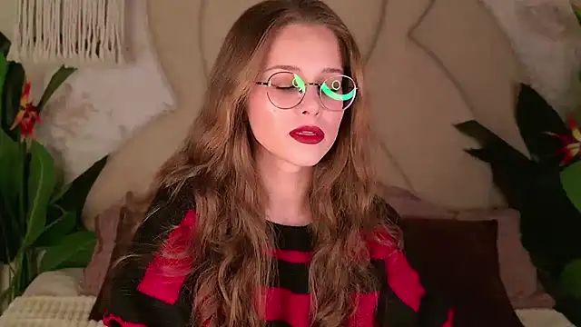 Snapshot of RileyMimicho chatting on October 31, 9:19 pm RileyMimicho online show from October 31, 9:19 pm