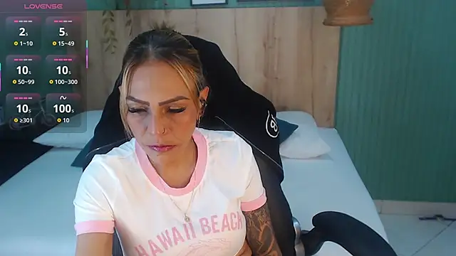 Snapshot of yessila_parker chatting on September 11, 1:50 am yessila parker online show from September 11, 1:50 am