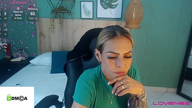 Snapshot of yessila_parker chatting on September 16, 1:35 am yessila parker online show from September 16, 1:35 am