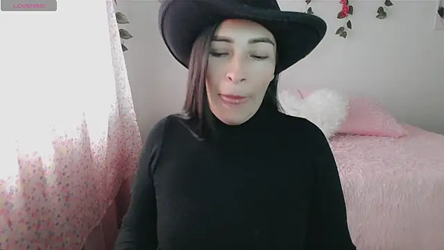 luna lgomez  online show from November 11, 12:57 pm