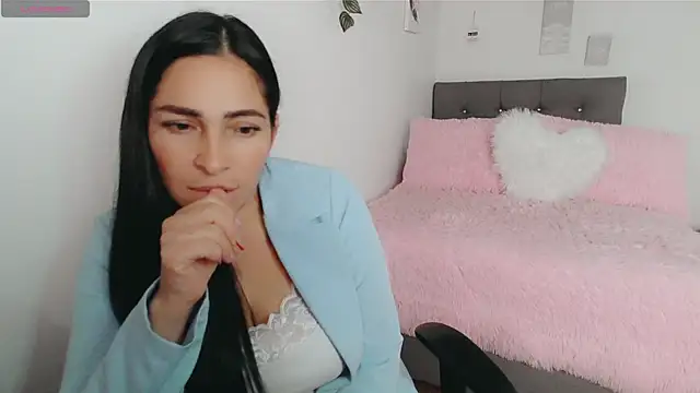 luna lgomez  online show from December 18, 1:38 pm