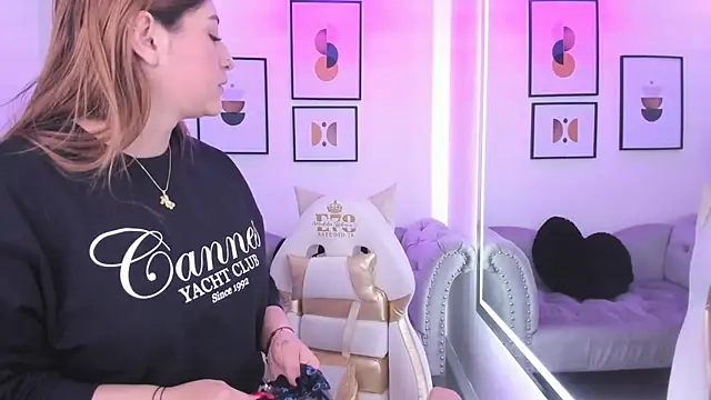 Agatha luxx online show from October 13, 12:30 pm