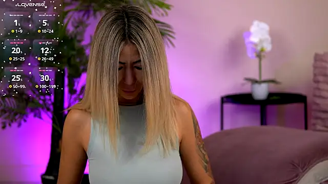 Snapshot of SophiaPotts chatting on October 20, 3:20 am SophiaPotts online show from October 20, 3:20 am