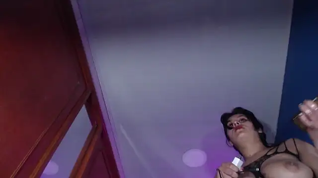 Snapshot of milu23__ chatting on October 23, 2:56 pm milu23   online show from October 23, 2:56 pm