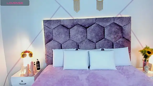 Snapshot of aurora_collinss_ chatting on October 26, 1:28 pm aurora collinss  online show from October 26, 1:28 pm