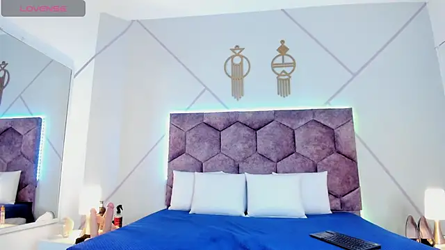 Snapshot of aurora_collinss_ chatting on September 25, 12:59 pm aurora collinss  online show from September 25, 12:59 pm