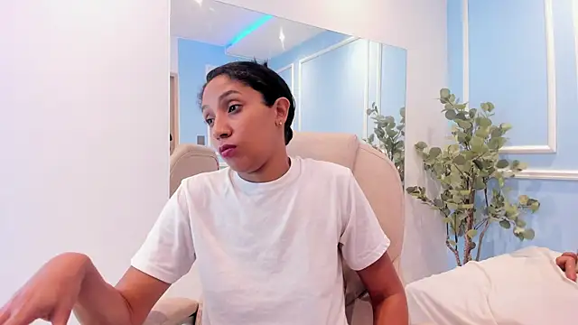 Snapshot of Lucy_Canel chatting on November 1, 7:18 pm Lucy Canel online show from November 1, 7:18 pm