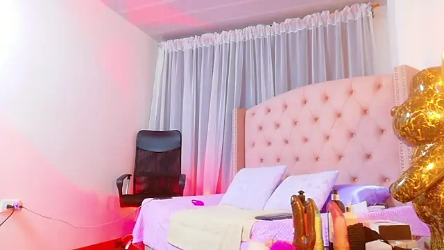 Snapshot of scarlettbooty chatting on October 12, 4:04 am scarlettbooty online show from October 12, 4:04 am