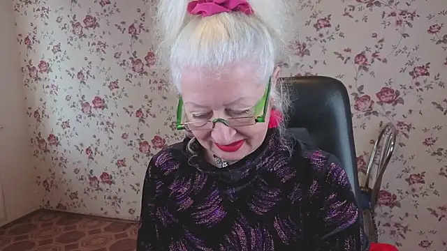 Snapshot of Maya_Mayflower chatting on October 13, 4:48 am Maya Mayflower online show from October 13, 4:48 am