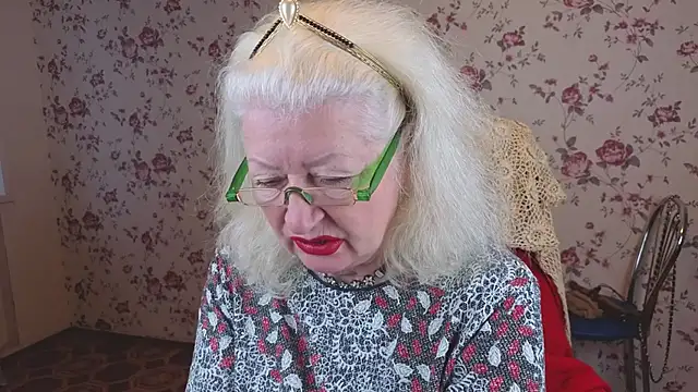 Snapshot of Maya_Mayflower chatting on October 18, 4:15 am Maya Mayflower online show from October 18, 4:15 am