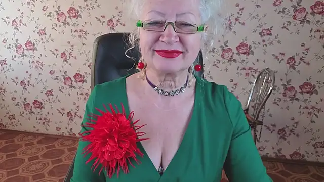 Snapshot of Maya_Mayflower chatting on October 19, 4:25 am Maya Mayflower online show from October 19, 4:25 am