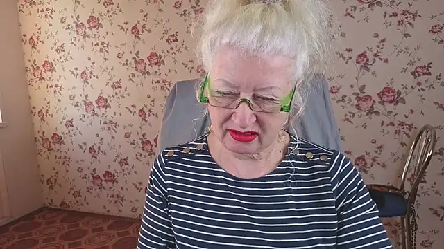 Snapshot of Maya_Mayflower chatting on October 17, 4:05 am Maya Mayflower online show from October 17, 4:05 am