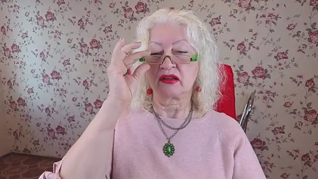 Snapshot of Maya_Mayflower chatting on October 25, 4:42 am Maya Mayflower online show from October 25, 4:42 am